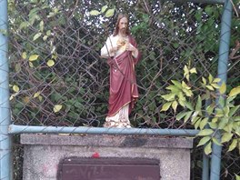 Soška asi Ježíše Krista stojí na elektro pojistkové skříni stojící na konci Mánesově mostu u křižovatky Mánesova mostu a Kosárkova nábřeží a Klárovem. Kdepak se tam ta soška vzala? Soška asi Ježíše Krista stojí na elektro pojistkové skříni stojící na konci Mánesově mostu u křižovatky Mánesova mostu a Kosárkova nábřeží a Klárovem. Kdepak se tam ta soška vzala?