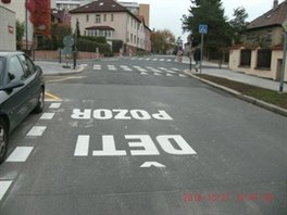 Popletený nápis u nové křižovatky ulice Na Jarově a Pod Lipami. (28.10.2015) Popletený nápis u nové křižovatky ulice Na Jarově a Pod Lipami. (28.10.2015)