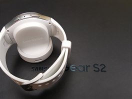 Gear S2 disponují 250 mAh baterií. Výrobce slibuje výdr 2 a 3 dny.