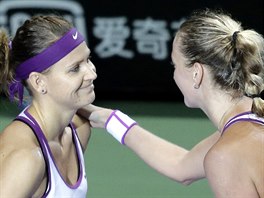 SMVY. Petra Kvitov (vpravo) a Lucie afov po souboji na Turnaji mistry v...