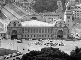 Kyjevské nádraí na Kyjevském námstí v roce 1974 a v roce 2015. Dnes na...