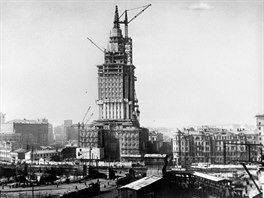 Hotel Leningradskaja na snímku z roku 1953 a 2015. Dnes se oficiáln jmenuje...