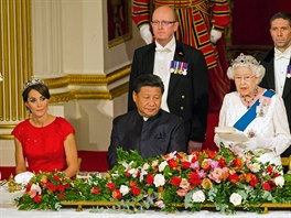 Vévodkyně z Cambridge Kate, čínský prezident Si Ťin-pching a  britská královna...