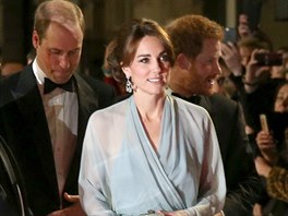 Vévodkyně Kate dorazila v šatech od Jenny na premiéru bondovky Spectre s...