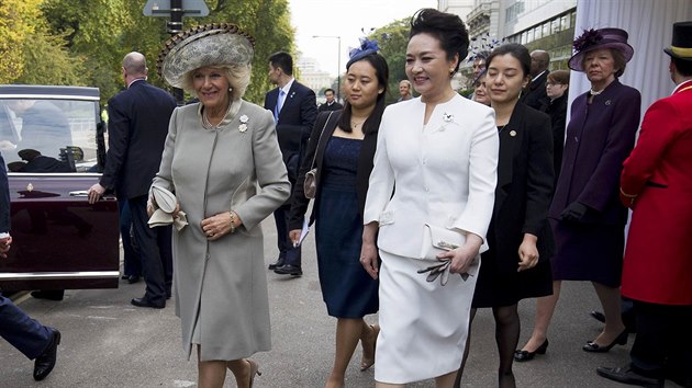 Čínský prezident Si Ťin-pching dorazil do Londýna na státní návštěvu v doprovodu manželky. Na fotce s vévodkyní z Cornwallu. (20. října 2015)