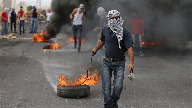 Palestinci protestuj u pechodu Bejt El na zpadnm behu. (23. jna 2015)
