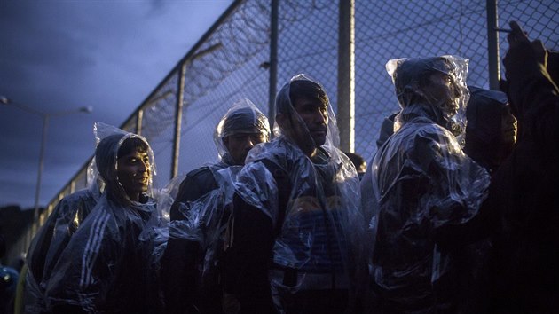 Migranti ekají na registraci na eckém ostrov Lesbos. (24. íjna 2015)