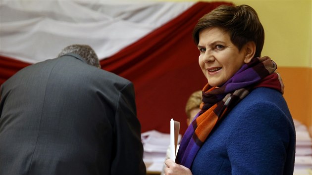 Polci vol nov parlament. Odvolila u i kandidtka opozin PiS Beata Szydlov.(25. jna 2015)
