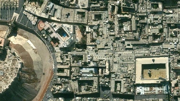 Satelitní snímky Starého města v syrském Aleppu. Vlevo snímek z 21. listopadu 2011, vpravo snímek z 22. října 2014.