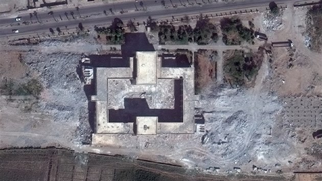 Demolice svatyně Uvajse al-Karáního a Ammara Bin Jásira v Rakká na satelitních snímcích. Nalevo snímek z 12. října 2011, druhý snímek byl pořízen 6. října 2014 a chybí na něm tři hrobky a minarety.