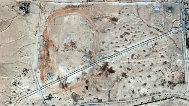 Palmýru demolují bojovníci Islámského státu, ještě před jejich příchodem zde značné škody natropili Asadovy jednotky. Snímek vlevo ukazuje stav nekropole v Palmýře z 10. října 2009 , na druhém snímku z 26. října 2014 je vidět nově postavená silnice vedoucí skrze pohřebiště.