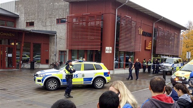 Švédská policie u základní školy ve městě Trollhättan (22. října 2015)