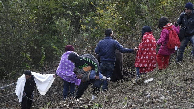 Uprchlíci na slovinsko-rakouské hranici u obce Spielfeld (23. �íjna 2015)