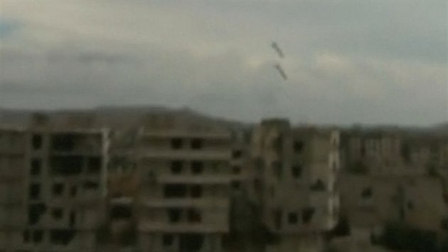 Lidé natočili pád bomby na předměstí Damašku