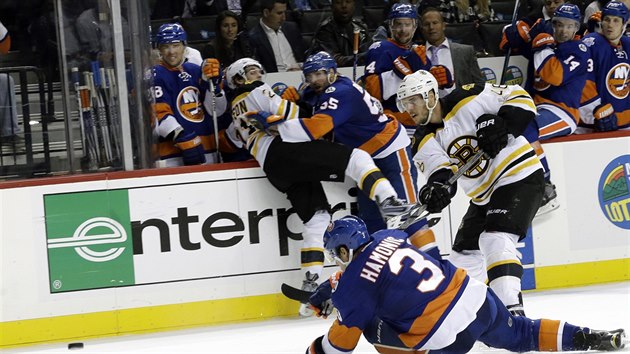 David Krej z Bostonu stl vtznou branku, Travis Hamonic z NY Islanders u nesth zashnout.