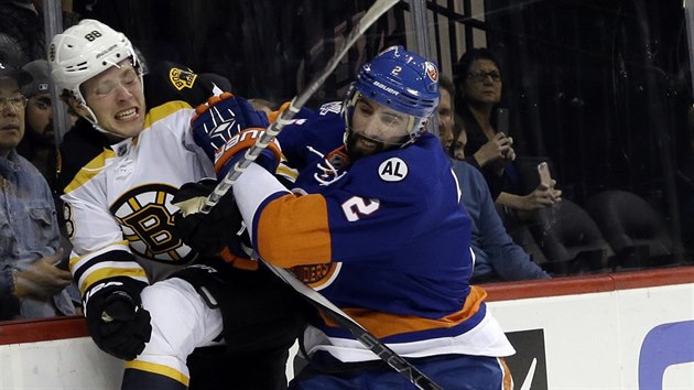 Po zkroku Nicka Leddyho z NY Islanders zstal pilepen k mantinelu David Pastrk z Bostonu.