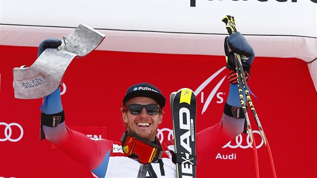 Ted Ligety slaví vítězství v obřím slalomu v Söldenu.