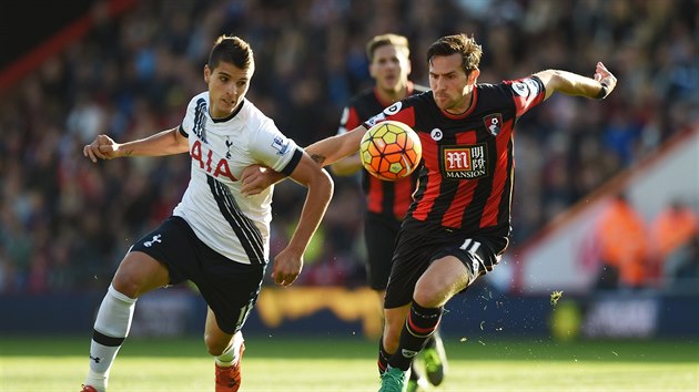 Erik Lamela z Tottenhamu (vlevo) a Charlie Daniels z Bournemouthu.