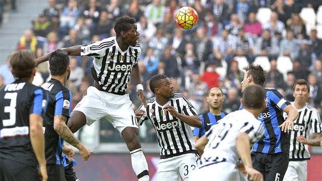 Paul Pogba z Juventusu hlavikuje v utkn s Bergamem.