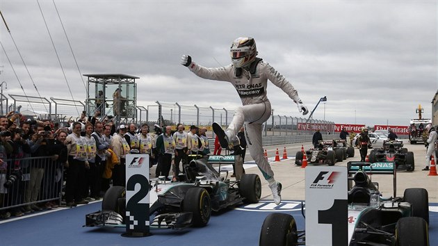 RADOST MISTRA SVTA. Lewis Hamilton v beztnm stavu - prv vyhrl Velkou cenu USA a je potet ampionem ve formuli 1.