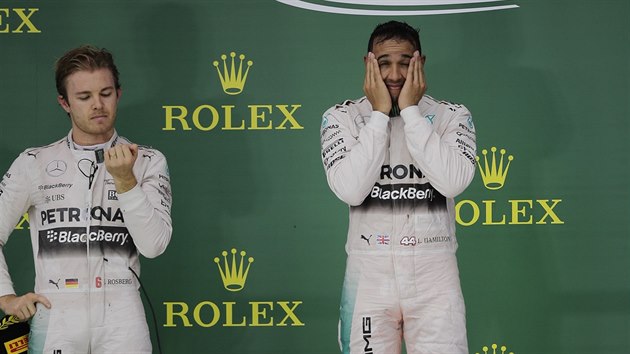 RADOST A ZKLAMN. Lewis Hamilton (vpravo) je mistrem svta, jeho kolega Nico Rosberg dvod k oslav nect.