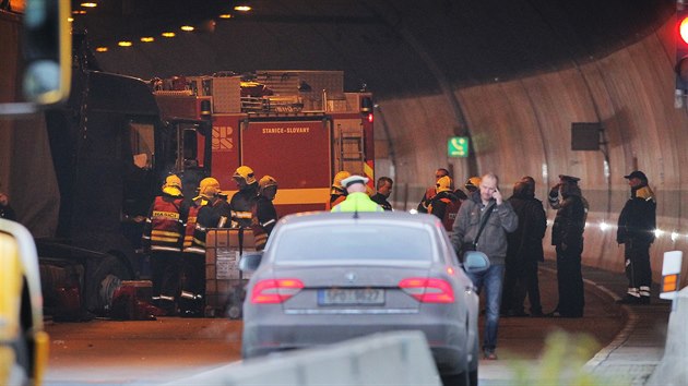 Nehoda kamionu v tunelu Valík na dálnici D5 (26. října 2015).