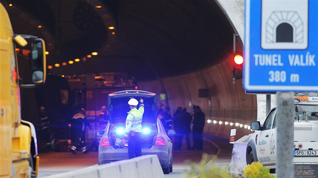 Nehoda kamionu v tunelu Valk na dlnici D5 (26. jna 2015).