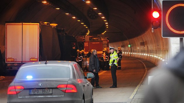 Nehoda kamionu v tunelu Valík na dálnici D5 (26. října 2015).