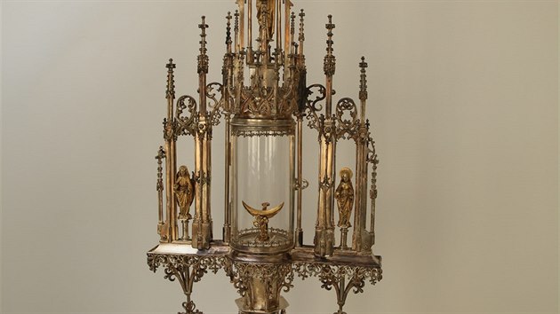 Pozlacen stbrn monstrance z st nad Labem z konce 15. stolet stla ve sv dob pes sto kop gro. "Za tuto stku bylo mon v st podit est dom nebo dv st krav, k autorka vstavy Michaela Ottov.