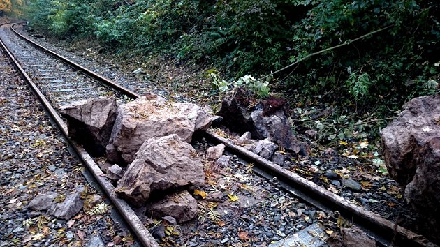 Na Koz drhu z Dna do Telnice spadlo nkolik tun kamen z pilehlho svahu u Jlovho. (2015)