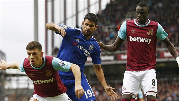 Aaron Cresswell z West Hamu kryje m ped hlavn tonou hvzdou Chelsea Dieegem Costou. Situaci kontroluje tak domc Cheikhou Kouyat.