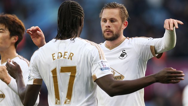 Gilfy Sigurdsson a Eder ze Swansea slav ti body proti Aston Ville.