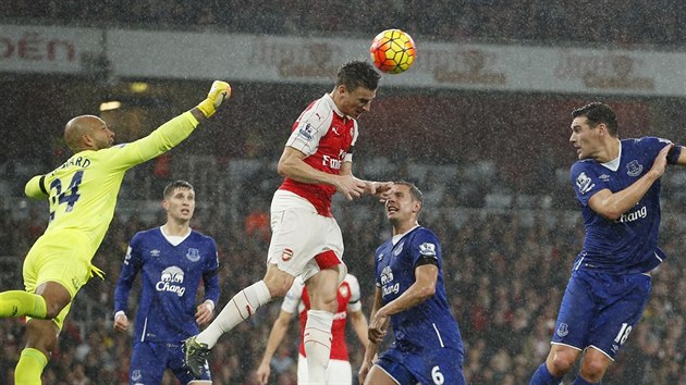 Laurent Koscielny z Arsenalu vyuil nepesvdivho vbhu branke Howarda a hlavou poslal m do st Evertonu.