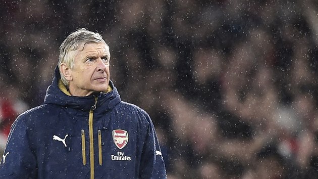 Manaer Arsenalu Arsne Wenger sleduje zpas proti Evertonu.