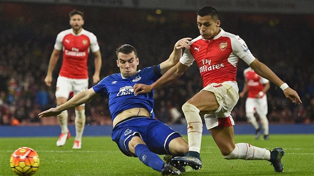 Alexis Snchez z Arsenalu (vpravo) a v souboji s nm hr Evertonu Seamus Coleman (vlevo).