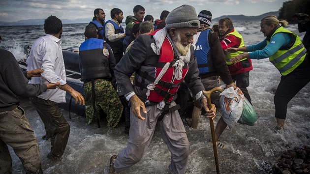 Uprchlci po vylodn na eckm ostrov Lesbos (26. jna 2015)