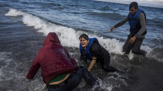 Uprchlíci po vylodění na řeckém ostrově Lesbos (26. října 2015)