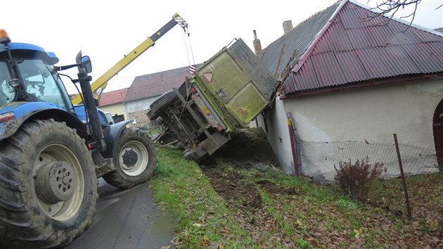 Traktor s přívěsem naloženým kukuřicí vjel na nezpevněnou krajnici, která se následně pod váhou nákladu utrhla.