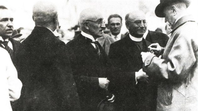 Historick snmek z ervna 1928 zachycuje setkn Otokara Beziny a Jakuba Demla s prezidentem T. G. Masarykem.