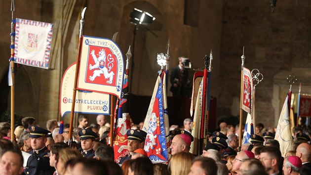 Udlování státních vyznamenání na Praském hrad. Na snímku jsou bojové prapory...