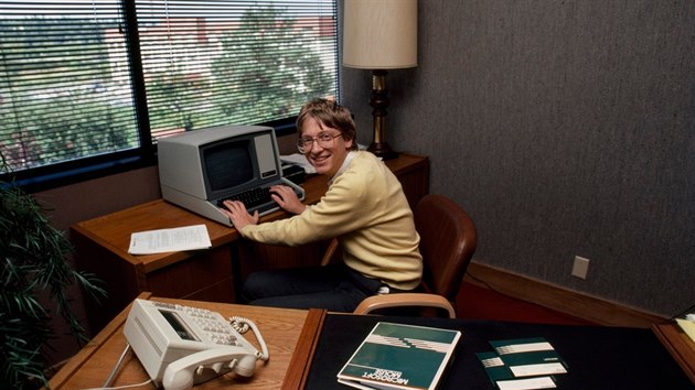Bill Gates ve své kanceláři v americkém Seattlu v červnu 1983.