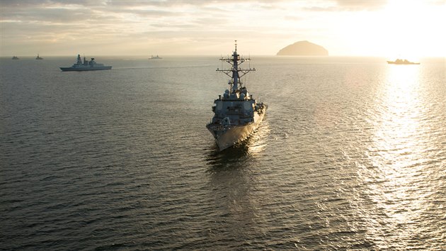 Flotila spojeneck�ch lod� b�hem testu protiraketov� obrany u pob�e�� Skotska