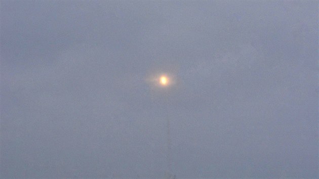 Americk� torp�doborec USS Ross u pob�e�� Skotska odpaluje antiraketu ke zni�en� balistick� st�ely