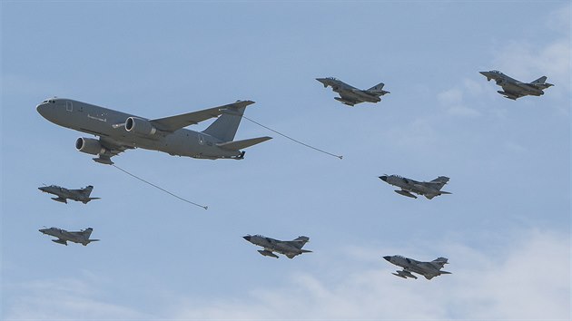 Zahajovac prlet cvien Trident Juncture v Itlii. Formac tvo tanker KC-767, dva stroje AMX vlevo, dva letouny Eurofighter Typhoon napravo a ti stroje Tornado vzadu.