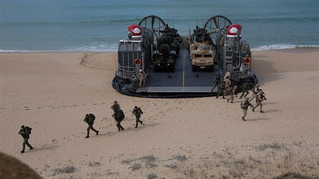 Portugalsk a americk nmon pchota se vylouje na pli Pinheiro Da Cruz.