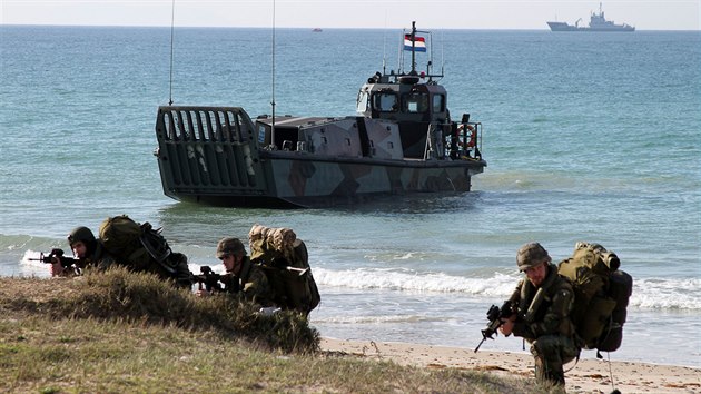 Nizozemsk nmon pchota se vylouje na pobe bhem cvien Trident Juncture v Portugalsku.