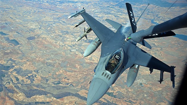 Jednm ze zapojench stroj je i letoun F-16 americkho letectva. Na fotografii dopluje palivo za letu z tankeru KC-135.