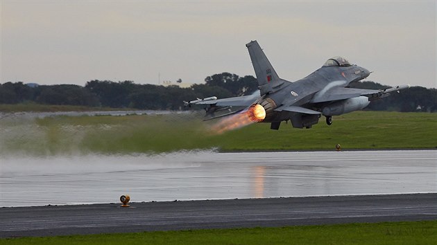 Portugalsk letoun F-16 startuje ze zkladny Beja ke cvin operaci na cvien Trident Juncture.