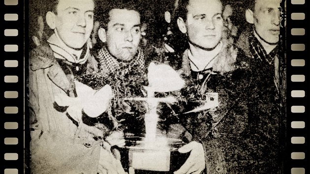 STOCKHOLM 1949. Augustin Bubnk, Stanislav Konopsek, Vladimr Kobranov a Ji Macelis si hkaj pohr pro vtze. Za rok je komunistick reim ve vykonstruovanm procesu poslal do vzen.