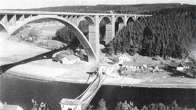 etzov most stval hned vedle dnenho Podolskho mostu. (50. lta 20. stolet)